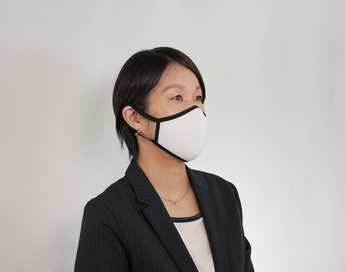 深田縫製の3D立体布マスクをつける女性