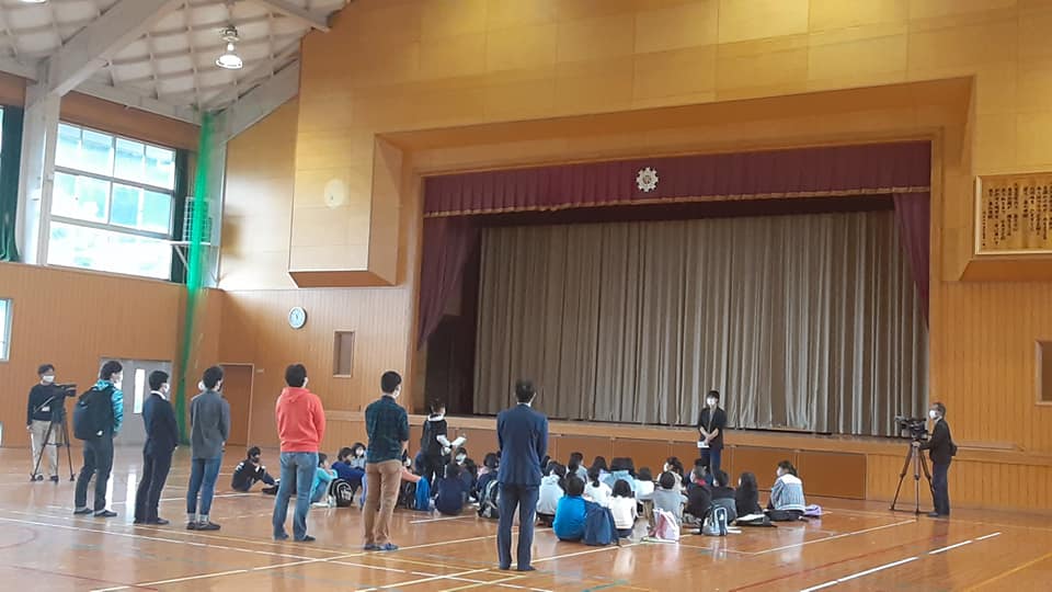 2020年11月20日隼Labにて八頭町郡家東小学校5年生が社会見学を行っている様子
