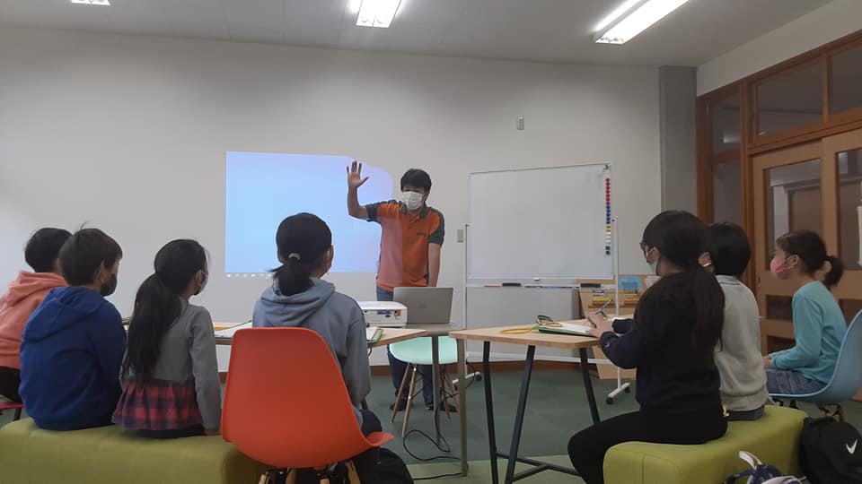 2020年11月20日八頭町郡家東小学校の5年生にダブルノットの会社説明を行う