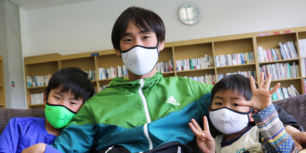 やずぴょんマスクを着けた親子