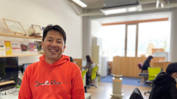 ダブルノット代表・高林努がオフィスにいる姿