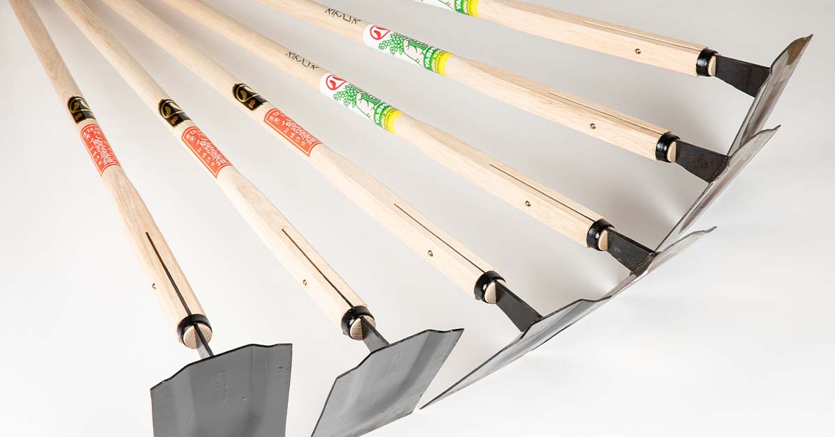 八島農具興業株式会社 鍬が並んだ写真