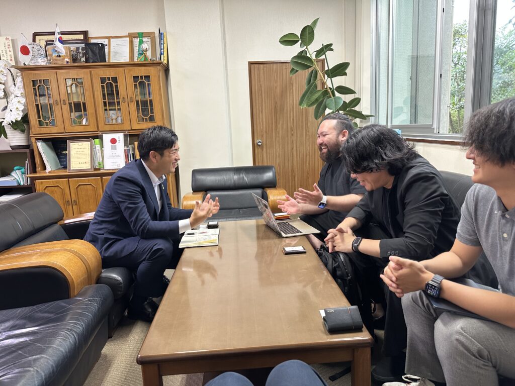 議論をする国定さんと矢部町長