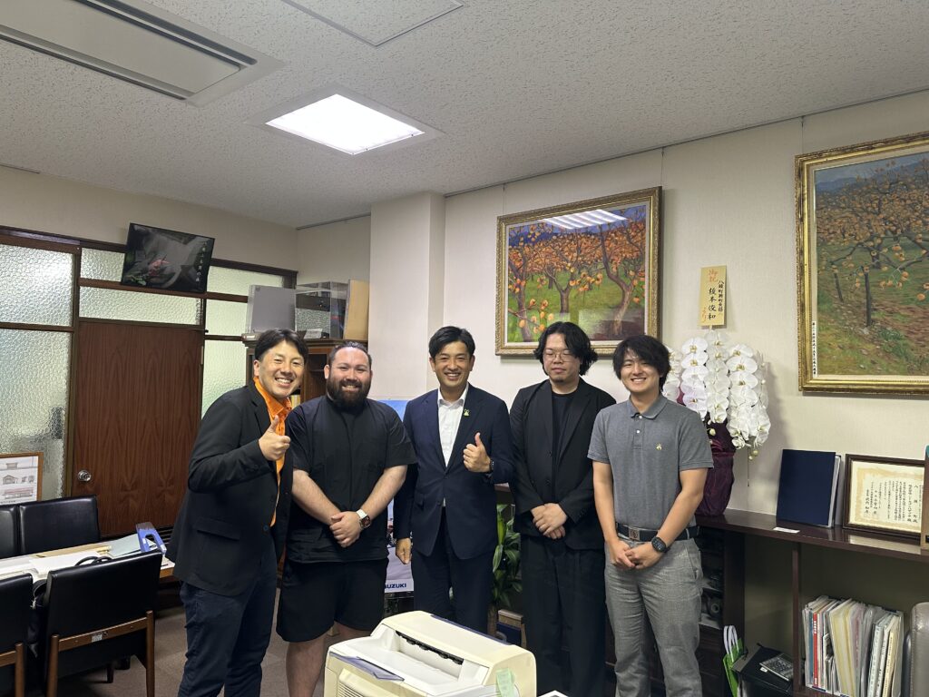 矢部町長と国定さんと社員の皆さんと高林